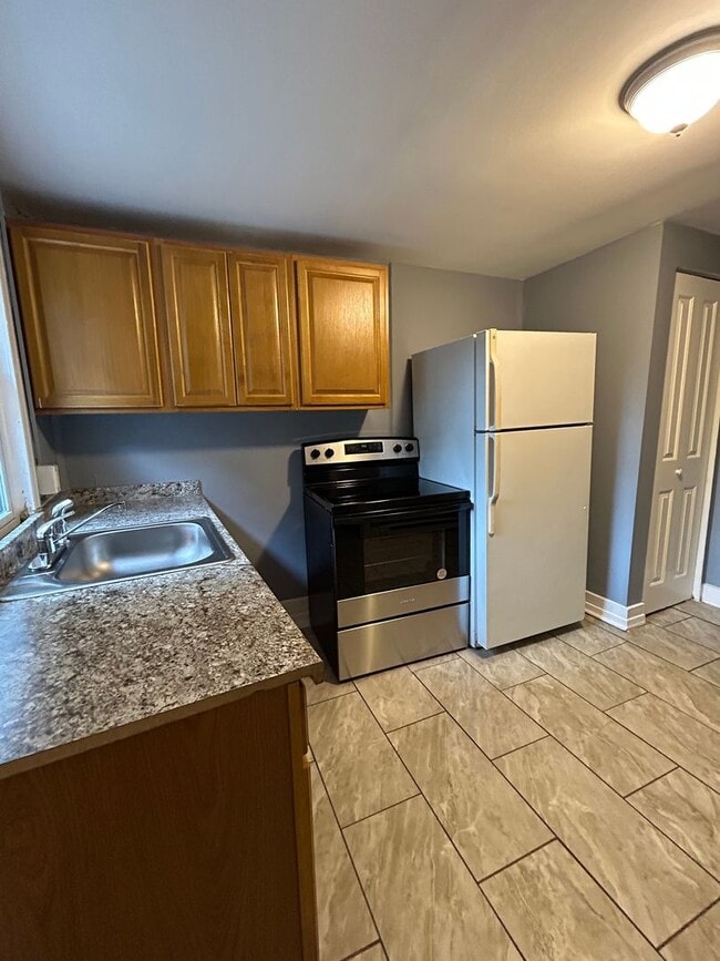 Building Photo - Studio/1 bedroom