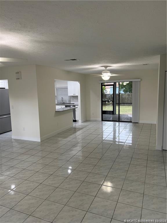 Building Photo - 160 SE Lakehurst Dr