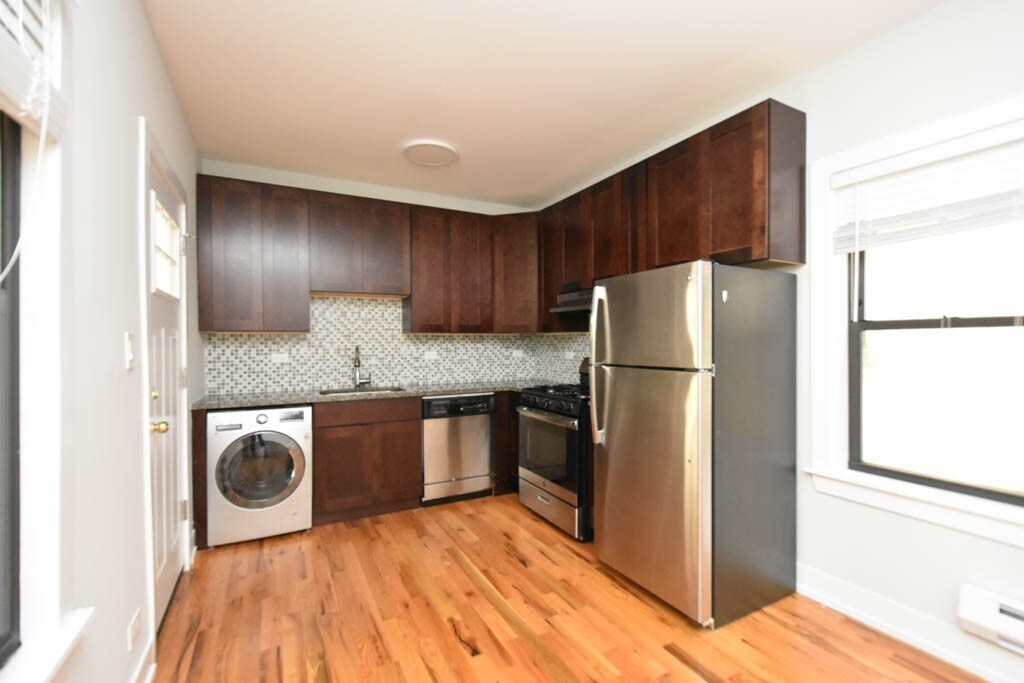 Building Photo - 817 Elm St