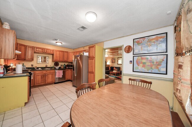 Building Photo - 17018 Water Oak Dr
