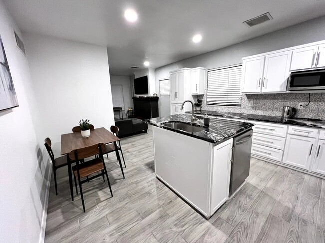 Full Kitchen with Dining Table - 3029 E Missouri Ave