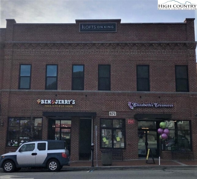 Primary Photo - 671 W King St