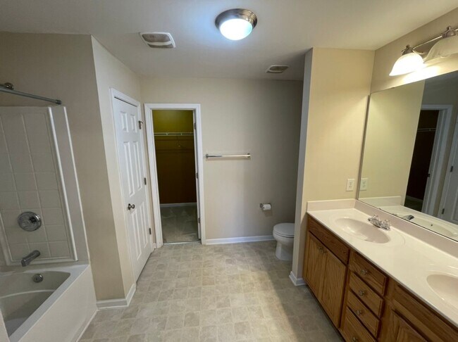 Building Photo - 107 Fanwood Ct