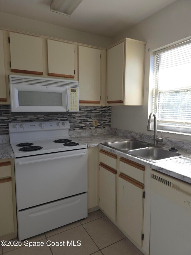 Building Photo - 245 Spring Dr