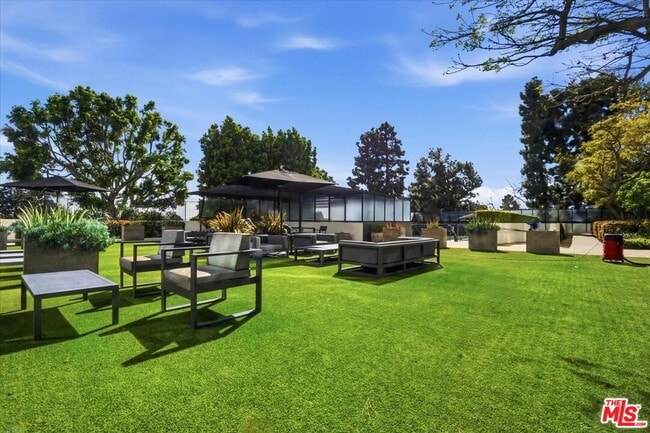 Building Photo - 2222 Ave of the Stars