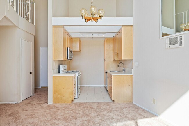 Building Photo - 565 Esplanade