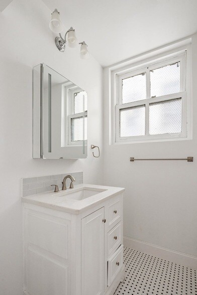 Building Photo - 127 E 69th St