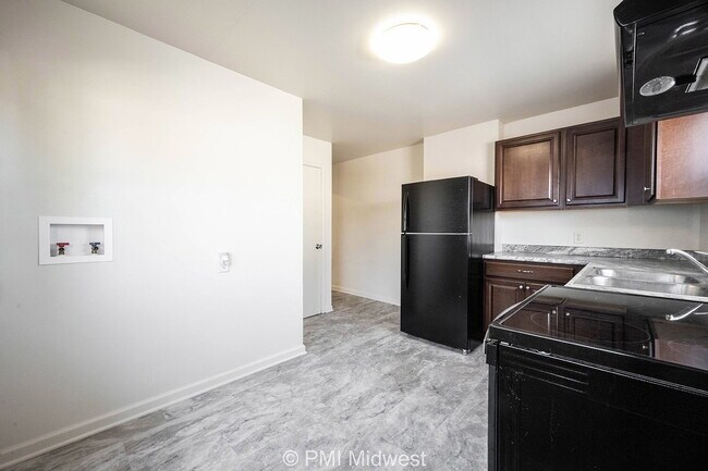 Building Photo - "Charming 2-Bedroom Duplex with Hardwood Floors in Indianapolis - Perfect Rental Opportunity!"