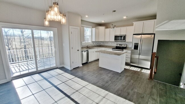 Building Photo - 4 Bed / 2-1/2 Bath Single Family Townhome w/1-Car Garage