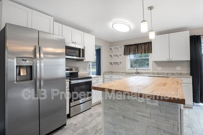 Building Photo - 1006 Martin St
