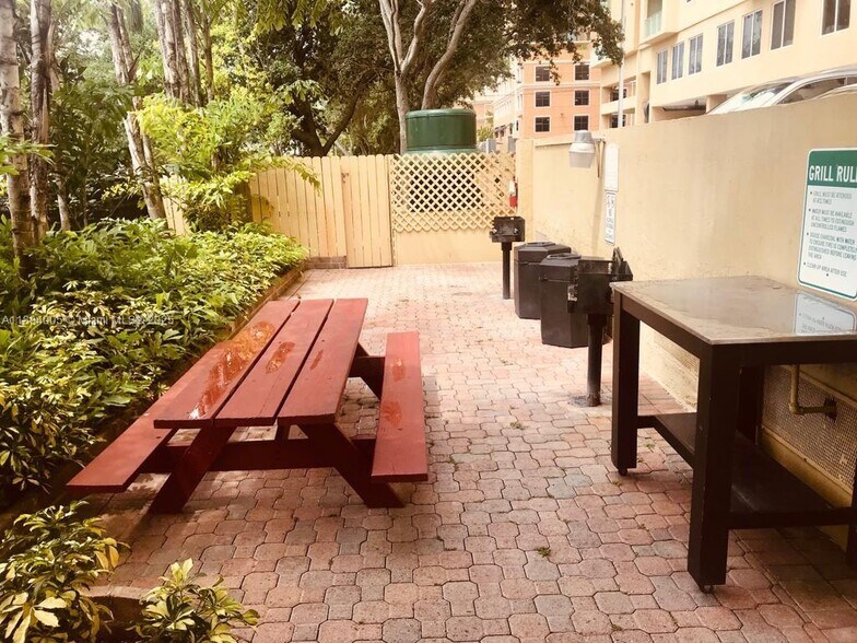 Building Photo - 3500 Coral Way
