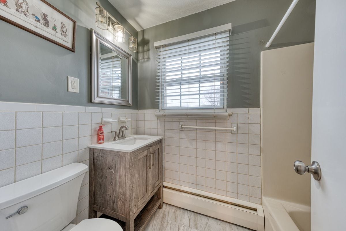 Building Photo - 66 Beths Ave