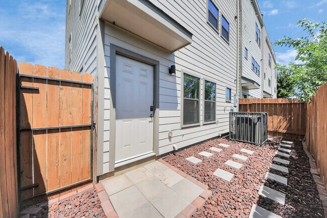 Building Photo - 1112 Amundsen St