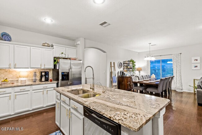 Building Photo - 7365 Dewberry Dr