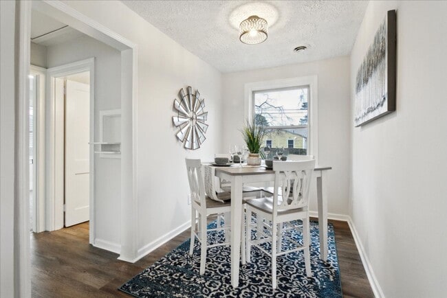 Building Photo - Renovated home in Heart of Hampton Roads