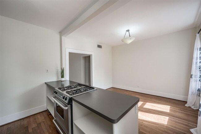 Building Photo - 1737 Albans Rd