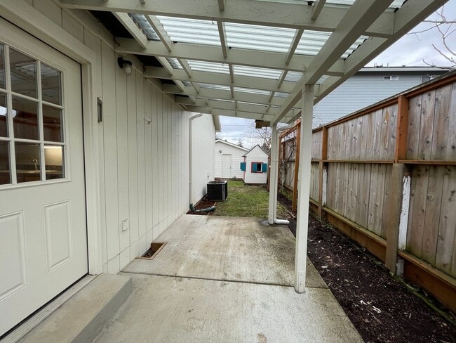 Building Photo - Charming and Updated 1913's Home! Woodstoc...