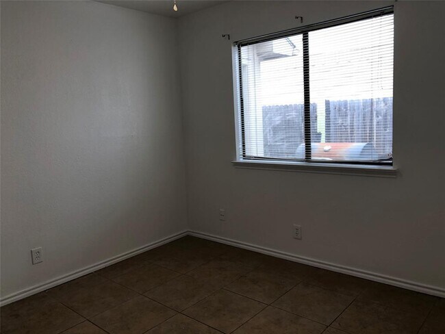 Building Photo - 2211 Woodland Oaks Dr