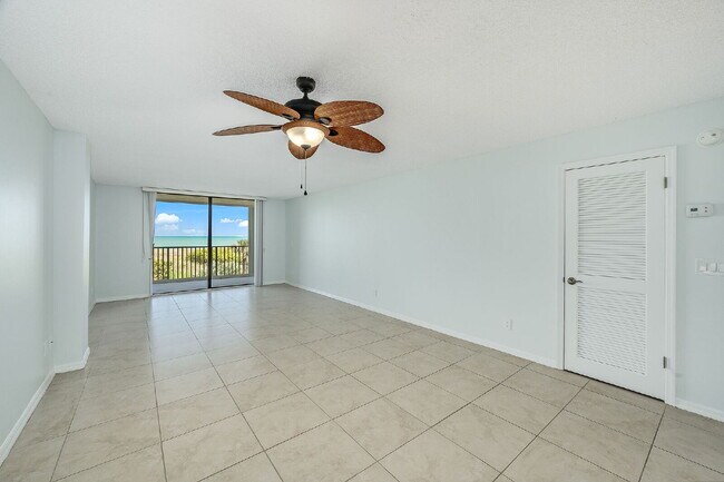 Building Photo - 1/1 Oceanfront condo with resort-like amenities!