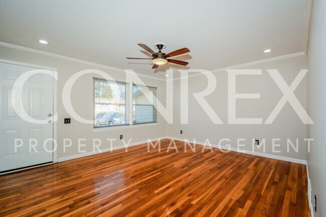 Building Photo - Beautiful 3 Bedroom with Hardwood Flooring!