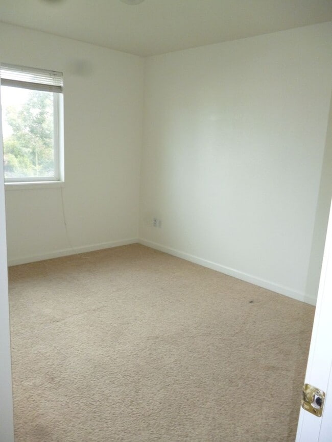 Building Photo - 2069