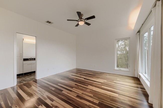 Building Photo - 10602 Knob Hill