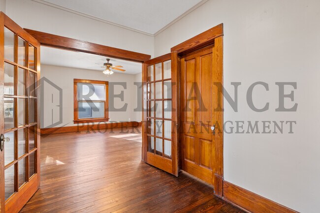 Building Photo - 221 S Glenn St