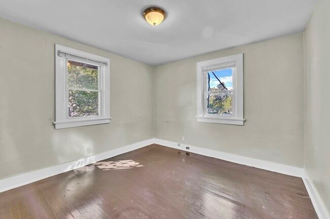 Building Photo - 1148 La Croix Ave