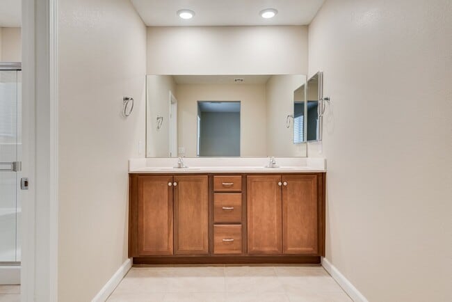 Building Photo - Modern Two-Story Townhome with Stylish Upg...