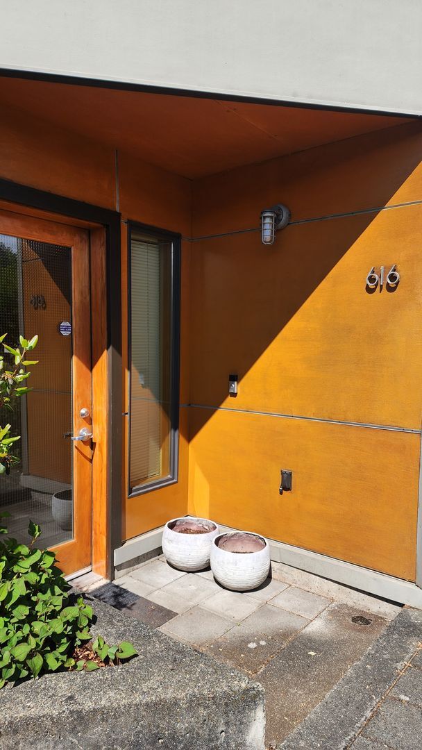 Building Photo - Corner Townhouse in Downtown Tacoma with A...