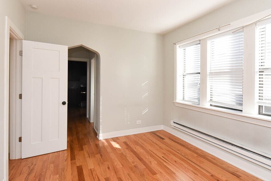 Building Photo - 4418 N Wolcott Ave