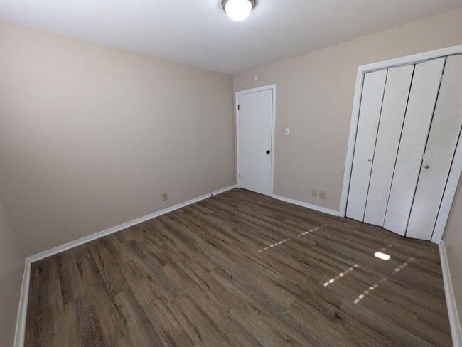 Building Photo - 660 Enfield Ln