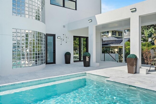 Building Photo - 585 Dolphin Ave SE