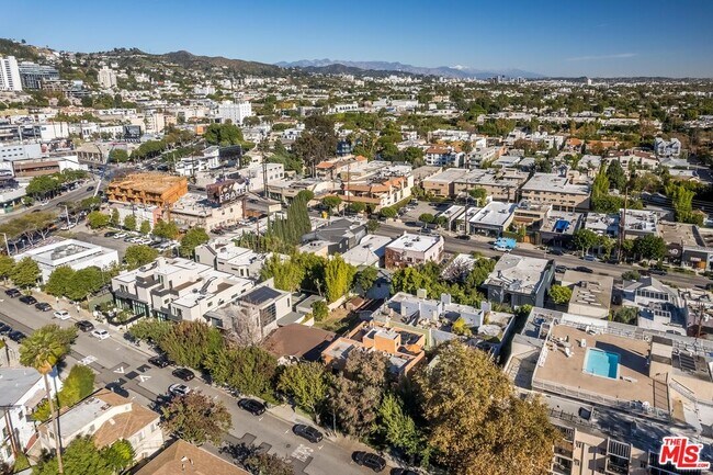 Building Photo - 900 N W Knoll Dr