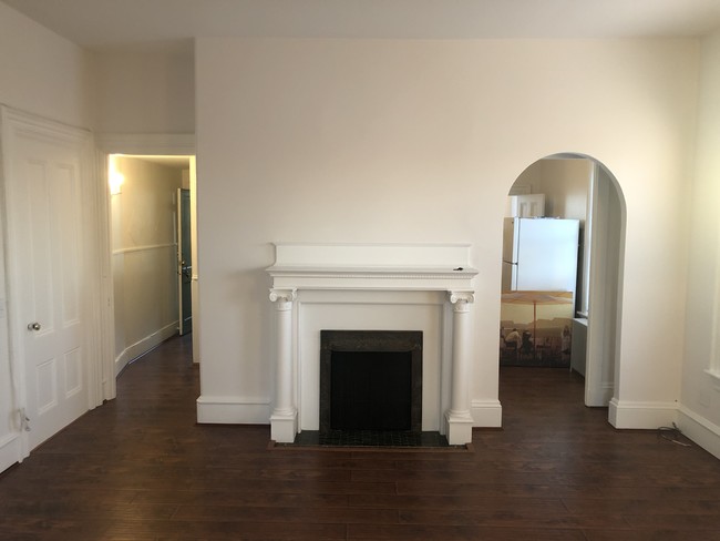 Building Photo - HUGE NEWLY RENOVATED 1BR IN HISTORIC HOME ...