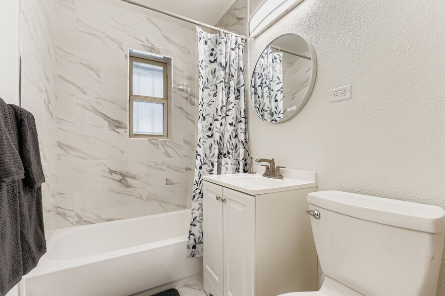 Main Level Bath - 3540 Newport St