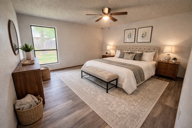 Building Photo - 325 E Parkland Dr