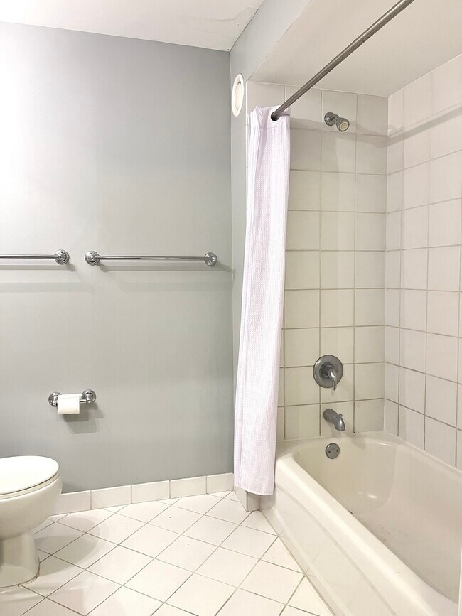 Building Photo - 345 N La Salle Dr