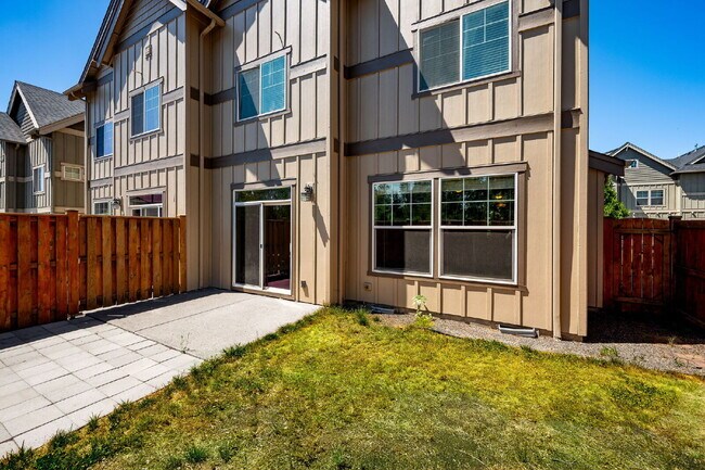Building Photo - 3 Bed, 2.5 Bath Townhome Centrally Located– Bend, OR