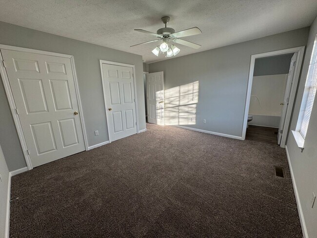 Building Photo - Spacious 3 bedroom, 2 bathroom home near Russell Sims park