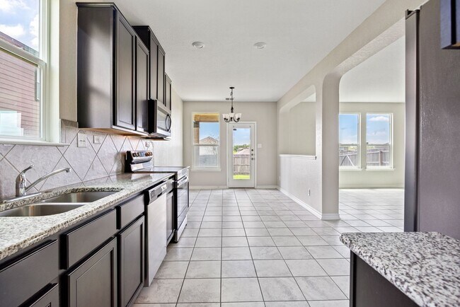 Building Photo - Charming 3-Bed, 2.5-Bath Home with Modern ...