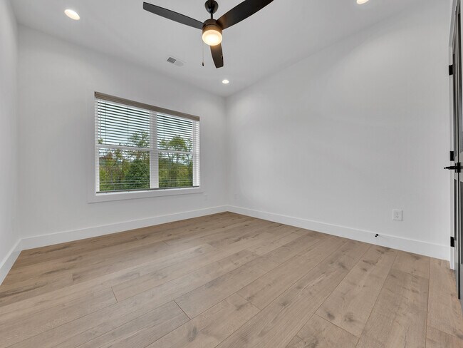 Building Photo - 252 River Valley Cir