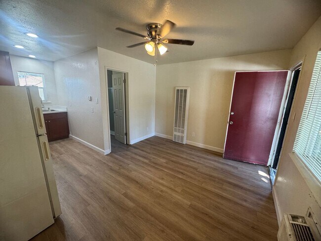 Building Photo - Remodeled Studio Near Sutter Park & Tower ...
