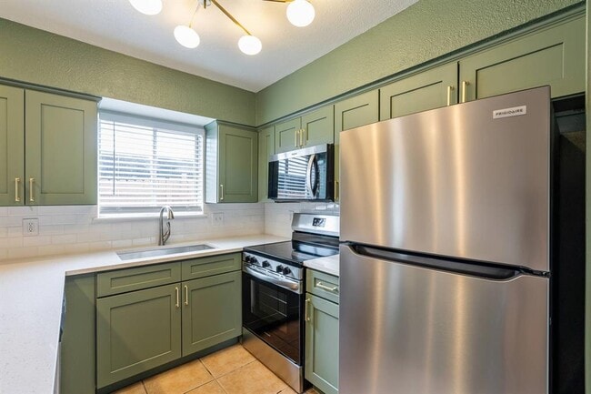 Building Photo - 5802 Belmoor Dr