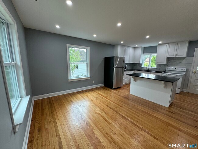 Building Photo - 11 Maple St