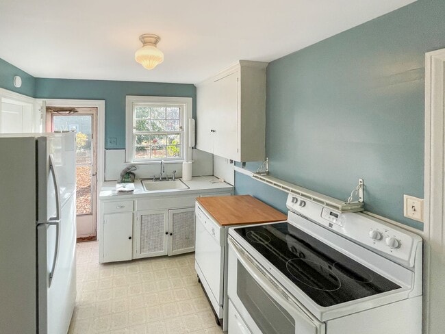 Building Photo - LOCATION LOCATION LOCATION!!! 3 Bedroom/ 2...