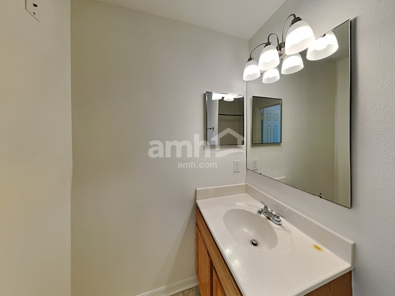 Building Photo - 10619 Opus Dr