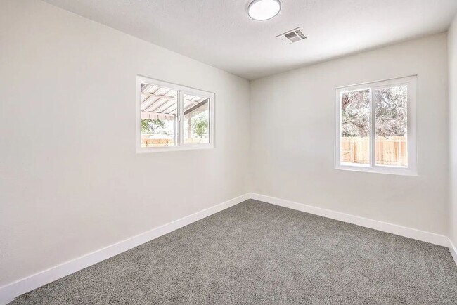 Building Photo - Coming Soon! 3bed 2 bath plus Casita HUGE ...