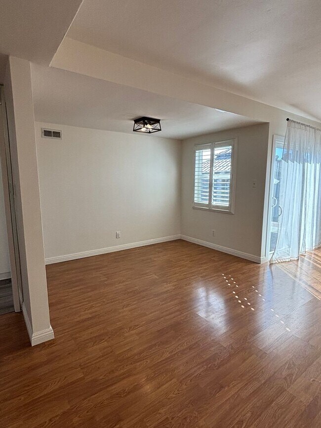 Building Photo - Spacious 3-Bedroom Home with Backyard & 2-Car Garage in Lakewood