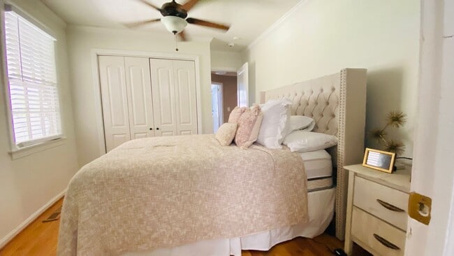 Building Photo - Three bedroom one bath!